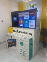 BARELY USED 55" HISENSE 4K UHD SMART CURVED TV (SERIES 6) (55M5600UCW) - Image 2