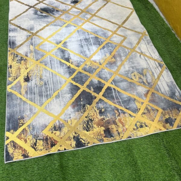 BARELY USED 7BY10 CENTER RUG(020)