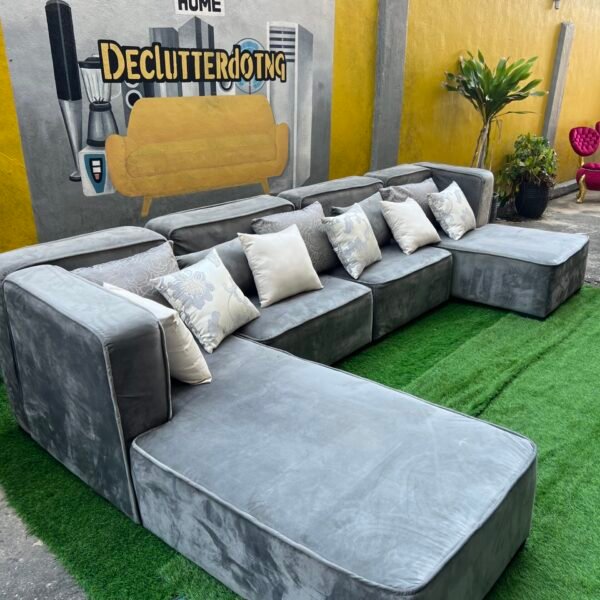 A month Used Top Quality 7 Seater U Shape Sofa Set With Exotic Throw Pillows