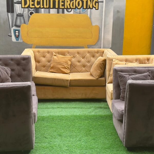 Neatly Used 7 Seater Chesterfield Sofa Set