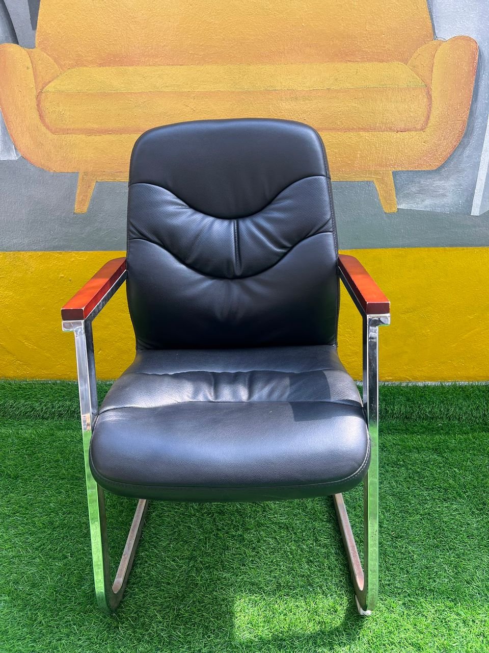 PHOTO-2025-11-22-14-19-49 5 Neatly Used Top Quality Executive Office Chair With Wood Tapping - Image 1