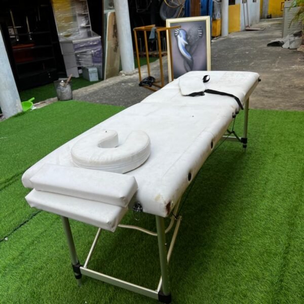 Neatly Used white Foldable Lash bed