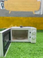 Neatly Used 20L Hisense Microwave 700W (H20MOWS10) - Image 3